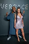 Kanye West i supruga Kim Kardashian West na reviji slavne modne kuće ˝Versace˝/Getty Images