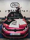 Svi mogu kupiti službeni Stelin merch i iskoristiti priliku za sudjelovanje u velikoj nagradnoj igri te na kraju koncerta svjedočiti izvlačenju dobitnika Stelinog ružičastog automobila ”VW GOLF GTI”