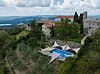 Downey živi u kamenoj kući u Grimaldi na vrhu brdašca u središnjoj Istri
