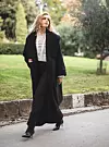 Od elegantnih komada nosi minimalističke kapute.