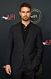 Theo James navodno je favorit za ulogu