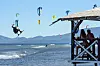 Povoljan vjetar koji puše okupio je gomilu zaljubljenika u kitesurfing.