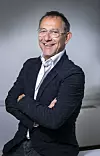 ”Pedeset je najniža dob za facelifting. Iznimno može i ranije, no ako netko nije dovoljno zreo za njega, i ako se ne može dobiti minus deset godina, neću ga raditi jer je to bacanje novaca. A ja želim da nakon faceliftinga pacijentica bude sretna i da izgleda bolje”, govori Aleksandar Milenović