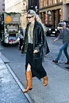 Gigi Hadid uparila je traper suknju s kožnom jaknom
