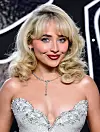 Sabrina Carpenter s jelly blush rumenilom na licu