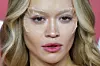 Make-up trenuci godine: Protetička šminka prekrila je obrve pjevačice Rite Ore na dodjeli Fashion Awards 2022 u Londonu dajući joj pomalo nestvaran vodozemasti izgled, čemu je pridonijelo i ružičasto sjenilo