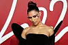 Make-up trenuci godine: Kao da su glamurozna vretenca sletjela na kapke britanske glazbenice Raye; neponovljiv styling na dodjeli British Fashion Awards
