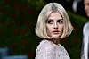 Make-up trenuci godine: Glumica Lucy Boynton na Met Gali je pokazala mogućnosti ukrašavanja trepavica draguljima