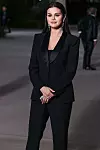 Selena u elegantnom crnom odijelu