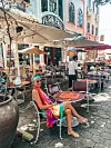 ...s puno barova i restorana.