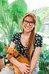 Ali Hazelwood, rođena Talijanka, živjela je u Japanu i Njemačkoj prije preseljenja u SAD