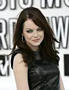 Emma Stone 2010. promijenila je nekoliko frizura, a jedna od njih bila je stepenasto ošišana kosa tamnosmeđe boje