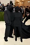 Demna Gvasalia i Kim Kardashian na Met Gali u New Yorku 2021. godine