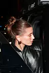 Spiky bun za elegantno izdanje Hailey Bieber u noćnom izlasku