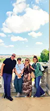 Željko Bošnjak s kolegicama Snježanom Pavleković, Marcelom Kučeković i Irenom Završki na vidikovcu Gloriette