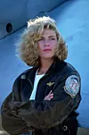 Kelly McGillis igra instruktoricu letenja Chalie