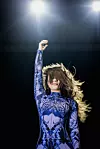Sara je pjevačica metal benda Dolia od prvog razreda srednje škole