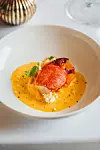 Poširana kliješta hlapa u maslacu od vanilije, tuile sa sjemenkama korijandra, veloute od mrkve, krema od bazge i limete