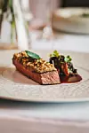 Američki striploin, kora od pinjola, smrčci kuhani u konjaku i začinskm bilju, dimljeni mini patlidžan