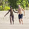 Joshua i Lupita na plaži