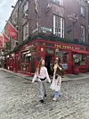 Doris i kći ispred popularnog dublinskog puba The Temple Bar