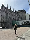 Marla ispred Dublinskog dvorca koji je veliki kompleks irske vlade, konferencijski centar i turistička atrakcija