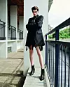 Sako muškog kroja H&M dekonstruirana suknja RAFA Homme; vintage čizme, rukavice i ogrlice iz fundusa stilistice; naušnica Pan Jewelry; prstenje Sloboda nama