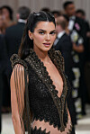 Kendall Jenner prakticira masažu lica gua sha kamenom
