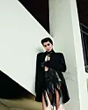 Sako muškog kroja H&M dekonstruirana suknja RAFA Homme; vintage čizme, rukavice i ogrlice iz fundusa stilistice; naušnica Pan Jewelry; prstenje Sloboda nama
