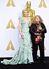 Kostimografkinja Jenny Beavan u utrci je za svog trećeg Oscara, na slici na dodjeli 2016. s Cate Blanchett