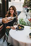 Le Bistro je otvoren svakog dana od 9 do 23 sata (kuhinja radi do 22:30), a rezervacije stolova primaju se putem telefona na 01 45 666 11 ili e-poštom na [email protected] . Više informacija možete pronaći na internetskim stranicama Le Bistroa.