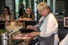 Chefica Lidija Bastianich kao u svom kulinrskom showu, pripremala je jelo pred publikom u Maistrinom hotelu.