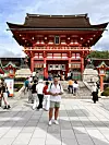 Ronald Braus u hramu Fushimi Inari Taisha u Kyotu, poznatom po tisućama torii vrata