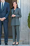 Za svečani ručak odlučila je obući sofisticirano odijelo, majicu obrubljenu čipkom i crne salonke