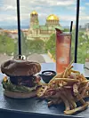 Koktel i burger u Sense Rooftop Baru