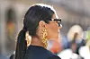 Gošća na modnom tjednu u Parizu nosi sunčane naočale Chanel i naušnice Schiaparelli