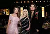 Donatella s Elizabeth Hurley koja desetljećima nosi Versaceove krecije, i njezinim sinom Damianom Hurleyom