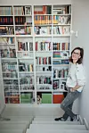 Tamara pored biblioteke