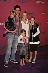 Jennie Garth s bivšim (drugim) suprugom Peterom Facinellijem i njihove tri kćeri 2008., na proslavi 16. rođendana Miley Cirus u Disney Landu, u Los Angelesu