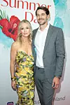 Jennie Garth sa suprugom Davidom Abramsom 2023. u Berlinu, na marketinškom događaju