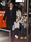 Brad Pitt s Knoxom i Shiloh u Tokiju 2011.