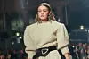 Gigi Hadid na reviji Isabel Marant, sa sjajnim make up lookom na licu