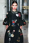 Modna kuća Oscar de la Renta predstavila je beauty look sa žarkim usnama