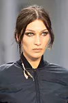 Bella Hadid s crnim smokey eye lookom na reviji Max Mare