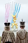 Fotografija kraljice i kralja dok uživaju u završnom slavlju krunidbe na balkonu Buckinghamske palače