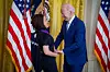Predsjednik Joe Biden dodijelio je glumici Julia Louis-Dreyfus ove godine priznanje‘ Arts and Humanities Award‘