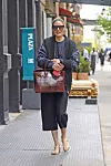 Olivia Palermo nosi torbu ovog uzorka u boji vina
