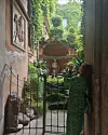 U Rimu pored zidne skulpture koju ju podsjeća na jednu od njezinih slika