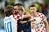 Veliki prijatelji i kolege, Luka Modrić i Mateo Kovačić u zagrljaju s malim Ivanom.
