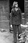 Britanski model Jean Shrimpton u odijelu od samta, košulji i kravati